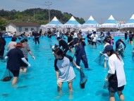 [포토뉴스]서천군 서면 마량진항에서 개막한 '제18회 자연산 광어·도미 축제'